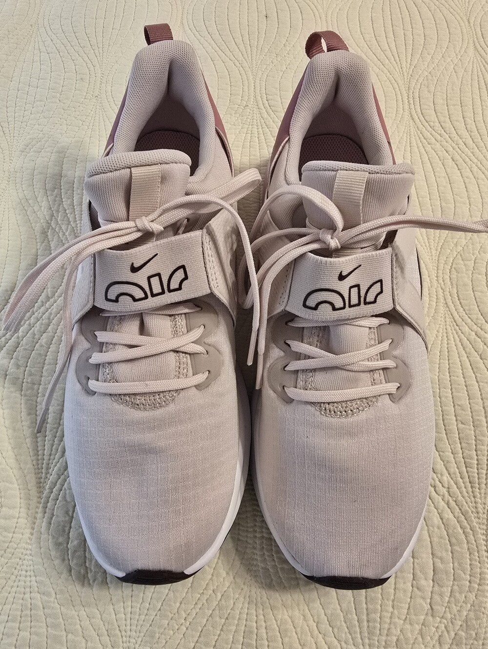 EUC Nike Ladies Air Max Bella TR5 Athletic Sneakers